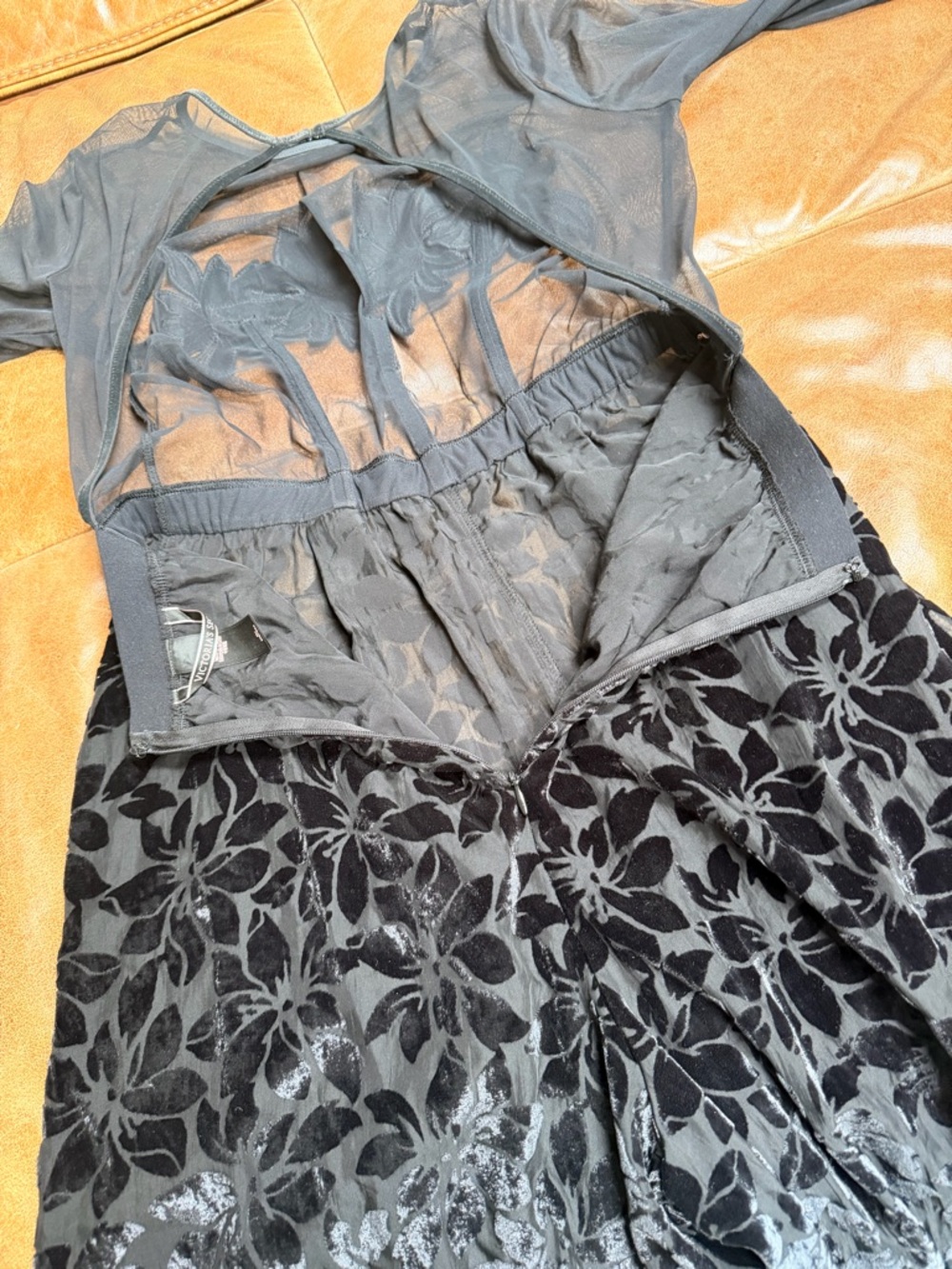 VICTORIA'S SECRET Sheer Romper Open Back Wide Leg Floral Velvet Mesh Appliqué M - Picture 9 of 9